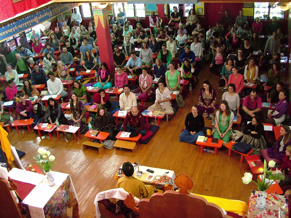 Enchanting his audience comprised by 99 students in the introductory course and many visitors filling the aisles.