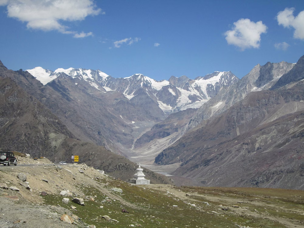 It takes about 24 hours of travelling to reach Lahaul - via Manali and here crossing the the Rohtang Pass at 4000m. With countless spectacular views on the way!
